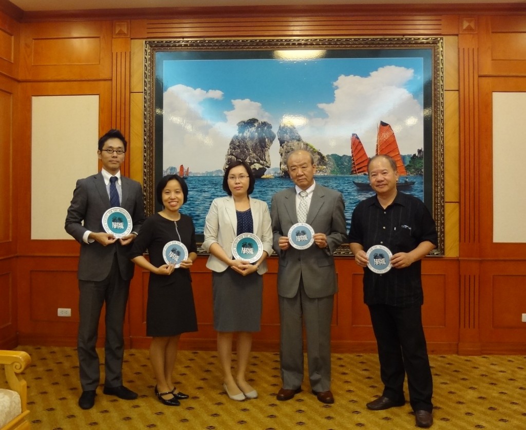 左から、副センター長Ms. Giang職員、Ms. Lam次長、センター長、Mr. Thang会長