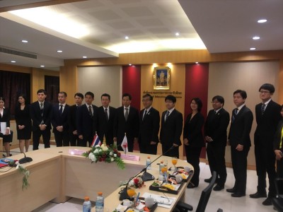 タイ教育省Surachet Chaiwong 副大臣（左から8番目）、高専機構谷口功理事長（同9番目）
