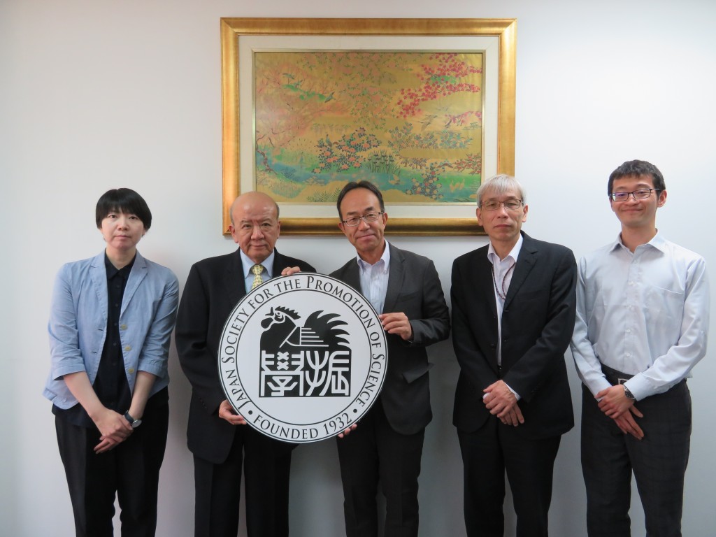 大阪大学 久田ASEAN拠点長（左から3人目）、藤山生物工学国際交流センター長（同4人目）