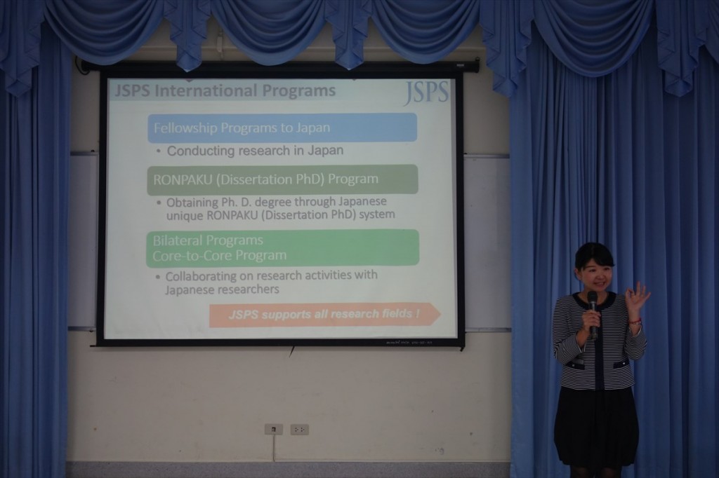 Ms. Hisako Tsuji, International Program Associate explained about the JSPS international program in details.