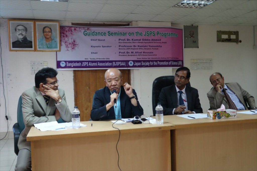 Prof. Yamasahita, Director of JSPS Bangkok Office, answering question from participant. (the second person from the left)