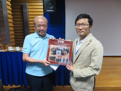 We presented a photo of  RONPAKU medal award