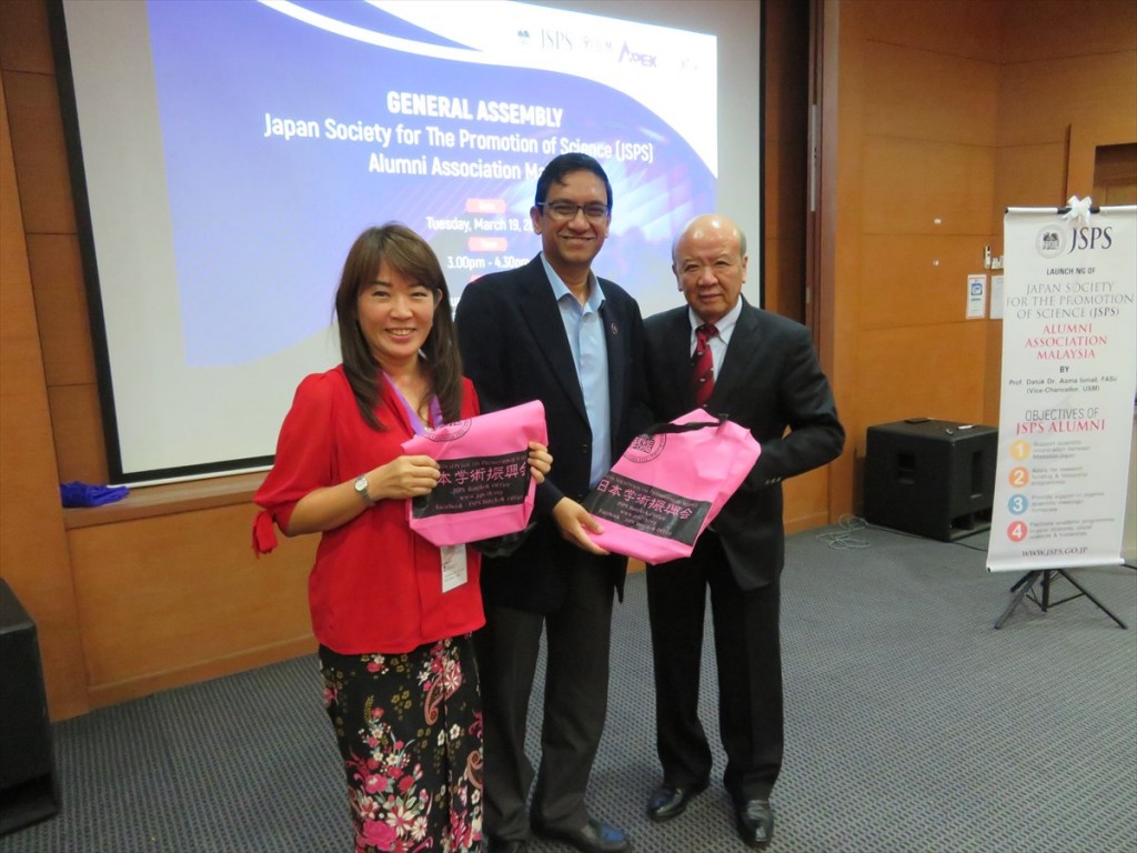 Prof. Dato’ Dr. Aileen Tan Shau Hwai（Left）、Prof. Ir. Dr. Abdul Rahman bin Mohamed (Center)